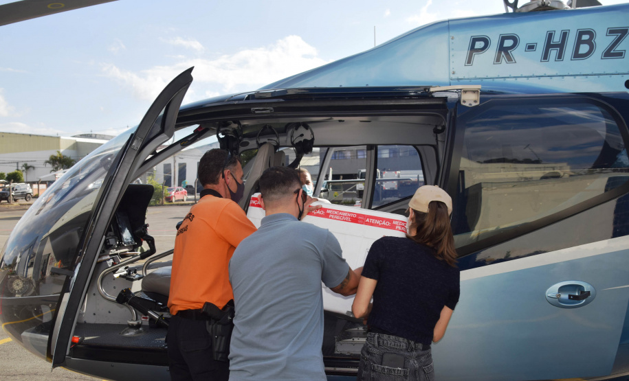 O Governo do Estado realizou mais uma força-tarefa para acelerar o envio de vacinas contra a Covid-19 e medicamentos do kit de intubação para todas as 22 Regionais de Saúde na tarde desta sexta-feira (25). Ao todo foram encaminhadas, por via aérea e terrestre, 307.180 vacinas e 116.083 medicamentos. - Curitiba, 25/06/2021 - Foto: Américo Antonio/SESA