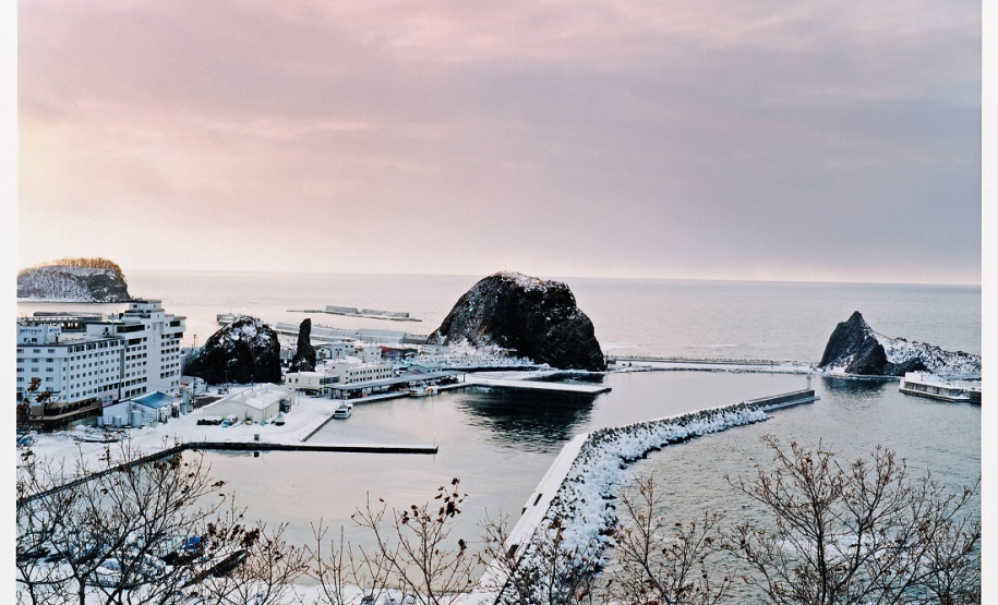A mostra de Naoki Ishikawa, considerado um dos fotógrafos mais relevantes no cenário atual da fotografia no Japão, traz as 74 fotografias que fazem parte de distintas séries realizadas pelo artista ao longo de 2008 a 2020, compondo um conjunto que reúne imagens de mais de 20 ilhas do arquipélago japonês.  -  Curitiba, 29/06/2021  -  Foto: Naoki Ishikawa/Divulgação MON