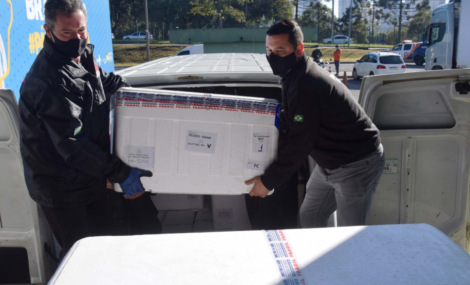 São 277.250 do imunizante Covishield, da parceria Fiocruz/AstraZeneca, e 84.240 da Comirnaty, da Pfizer/BioNtech. As novas vacinas darão continuidade à vacinação do público em geral e dos grupos prioritários no Paraná. Foto: Americo Antonio/SESA