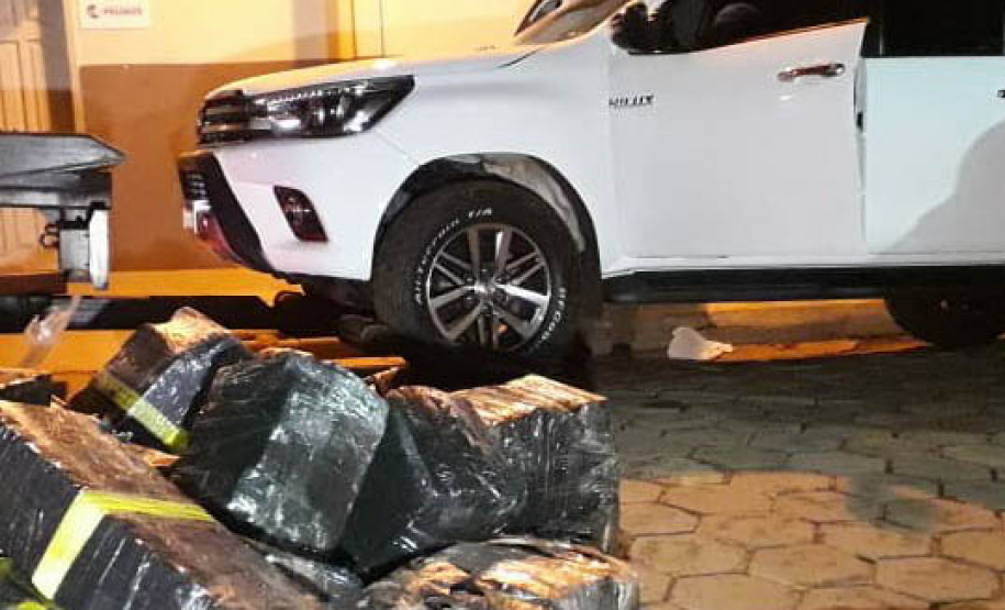 Dois homens, de 27 e 31 anos, foram presos e 2,4 toneladas de maconha apreendidos na madrugada desta quarta-feira (30/06) em Foz do Iguaçu, no Oeste do estado. A ação foi desencadeada por um policial militar do 14° Batalhão (14° BPM), que suspeitou de um carro em frente a casa onde estava a droga. Houve confronto, mas ninguém ficou ferido. -  Curitiba, 30/06/2021  -  Foto: PMPR