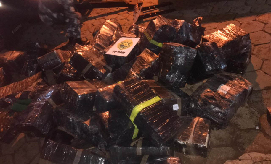 Dois homens, de 27 e 31 anos, foram presos e 2,4 toneladas de maconha apreendidos na madrugada desta quarta-feira (30/06) em Foz do Iguaçu, no Oeste do estado. A ação foi desencadeada por um policial militar do 14° Batalhão (14° BPM), que suspeitou de um carro em frente a casa onde estava a droga. Houve confronto, mas ninguém ficou ferido. -  Curitiba, 30/06/2021  -  Foto: PMPR