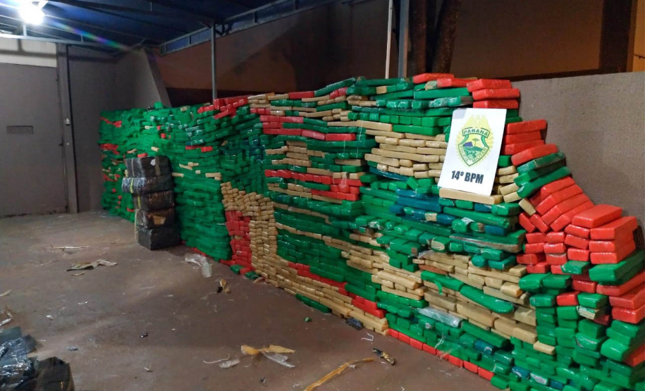 Dois homens, de 27 e 31 anos, foram presos e 2,4 toneladas de maconha apreendidos na madrugada desta quarta-feira (30/06) em Foz do Iguaçu, no Oeste do estado. A ação foi desencadeada por um policial militar do 14° Batalhão (14° BPM), que suspeitou de um carro em frente a casa onde estava a droga. Houve confronto, mas ninguém ficou ferido. -  Curitiba, 30/06/2021  -  Foto: PMPR