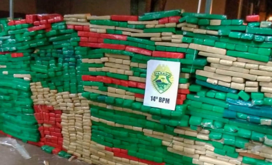 Dois homens, de 27 e 31 anos, foram presos e 2,4 toneladas de maconha apreendidos na madrugada desta quarta-feira (30/06) em Foz do Iguaçu, no Oeste do estado. A ação foi desencadeada por um policial militar do 14° Batalhão (14° BPM), que suspeitou de um carro em frente a casa onde estava a droga. Houve confronto, mas ninguém ficou ferido. -  Curitiba, 30/06/2021  -  Foto: PMPR