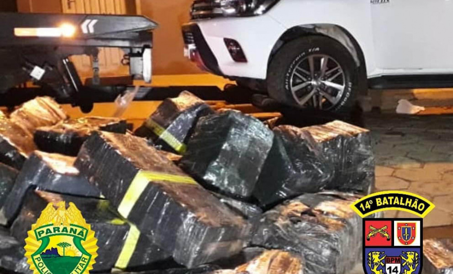 Dois homens, de 27 e 31 anos, foram presos e 2,4 toneladas de maconha apreendidos na madrugada desta quarta-feira (30/06) em Foz do Iguaçu, no Oeste do estado. A ação foi desencadeada por um policial militar do 14° Batalhão (14° BPM), que suspeitou de um carro em frente a casa onde estava a droga. Houve confronto, mas ninguém ficou ferido. -  Curitiba, 30/06/2021  -  Foto: PMPR
