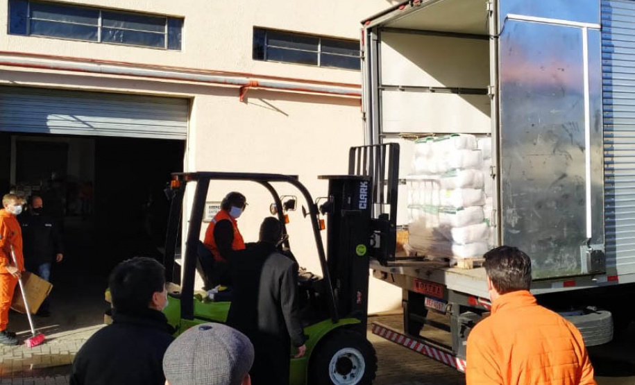 A Rede de Farmácias Nissei entregou nesta terça-feira (29) à Coordenadoria Estadual da Defesa Civil 1.200 cestas básicas que serão distribuídas a municípios e entidades de Curitiba e do Interior que atendem pessoas em situação de vulnerabilidade. A arrecadação é resultado da campanha “Teste Nissei. Negativo para a Fome”, que destinou R$ 15 de cada teste rápido de Covid-19 realizado durante o mês de maio  -  Curitiba, 30/06/2021   -  Foto: Defesa Civil