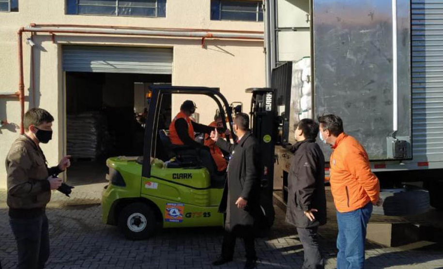 A Rede de Farmácias Nissei entregou nesta terça-feira (29) à Coordenadoria Estadual da Defesa Civil 1.200 cestas básicas que serão distribuídas a municípios e entidades de Curitiba e do Interior que atendem pessoas em situação de vulnerabilidade. A arrecadação é resultado da campanha “Teste Nissei. Negativo para a Fome”, que destinou R$ 15 de cada teste rápido de Covid-19 realizado durante o mês de maio  -  Curitiba, 30/06/2021   -  Foto: Defesa Civil
