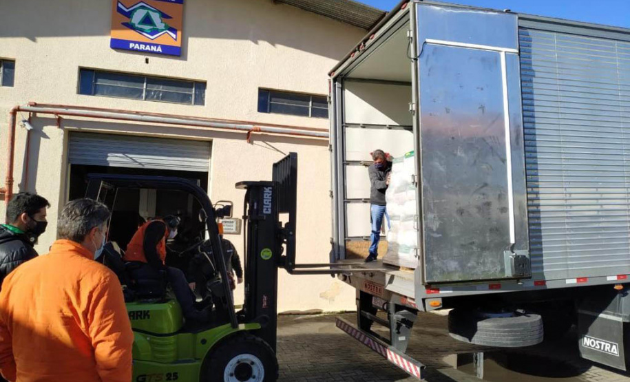 A Rede de Farmácias Nissei entregou nesta terça-feira (29) à Coordenadoria Estadual da Defesa Civil 1.200 cestas básicas que serão distribuídas a municípios e entidades de Curitiba e do Interior que atendem pessoas em situação de vulnerabilidade. A arrecadação é resultado da campanha “Teste Nissei. Negativo para a Fome”, que destinou R$ 15 de cada teste rápido de Covid-19 realizado durante o mês de maio  -  Curitiba, 30/06/2021   -  Foto: Defesa Civil