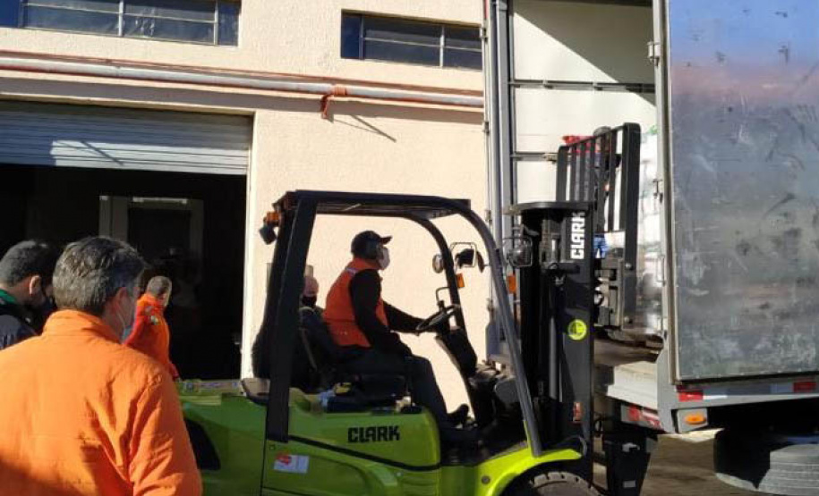 A Rede de Farmácias Nissei entregou nesta terça-feira (29) à Coordenadoria Estadual da Defesa Civil 1.200 cestas básicas que serão distribuídas a municípios e entidades de Curitiba e do Interior que atendem pessoas em situação de vulnerabilidade. A arrecadação é resultado da campanha “Teste Nissei. Negativo para a Fome”, que destinou R$ 15 de cada teste rápido de Covid-19 realizado durante o mês de maio  -  Curitiba, 30/06/2021   -  Foto: Defesa Civil