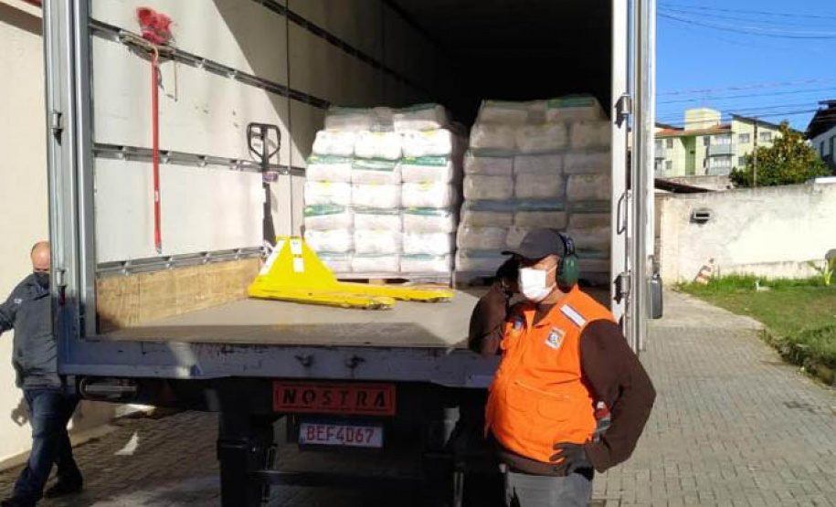 A Rede de Farmácias Nissei entregou nesta terça-feira (29) à Coordenadoria Estadual da Defesa Civil 1.200 cestas básicas que serão distribuídas a municípios e entidades de Curitiba e do Interior que atendem pessoas em situação de vulnerabilidade. A arrecadação é resultado da campanha “Teste Nissei. Negativo para a Fome”, que destinou R$ 15 de cada teste rápido de Covid-19 realizado durante o mês de maio  -  Curitiba, 30/06/2021   -  Foto: Defesa Civil