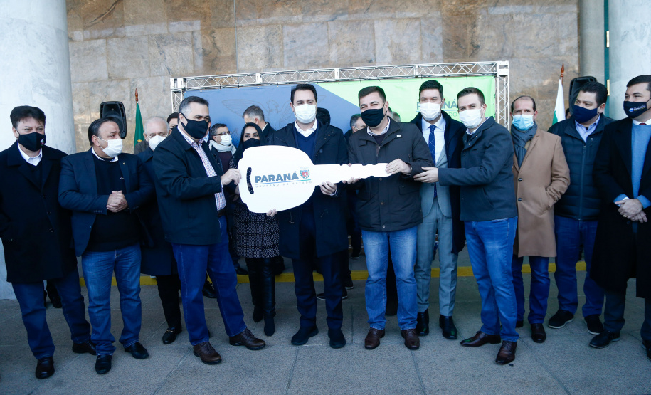 Essa é a maior entrega de frota da história da Secretaria de Saúde. Investimento totaliza R$ 41,7 milhões, sendo R$ 34,5 mil por veículo. Expectativa é possibilitar a realização de 100 mil consultas por mês em todo o Paraná. Foto: Jonathan Campos