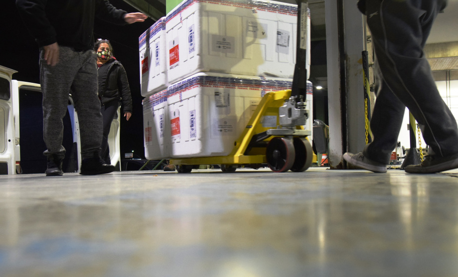 Chegada vacinas doses da AstraZeneca  Foto: Americo Antonio/SESA