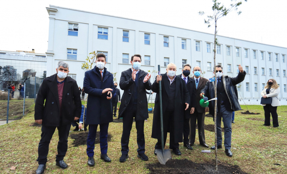 Projeto vai promover visitas guiadas a unidades de conservação do Paraná. O acordo de cooperação para execução do projeto foi assinado nesta quinta-feira (1) pelo governador Carlos Massa Ratinho Junior, o presidente do Tribunal de Justiça, desembargador José Laurindo de Souza Netto, e o prefeito de Curitiba, Rafael Greca. - Curitiba, 01/07/2021 - Foto: José Fernando Ogura/AEN
