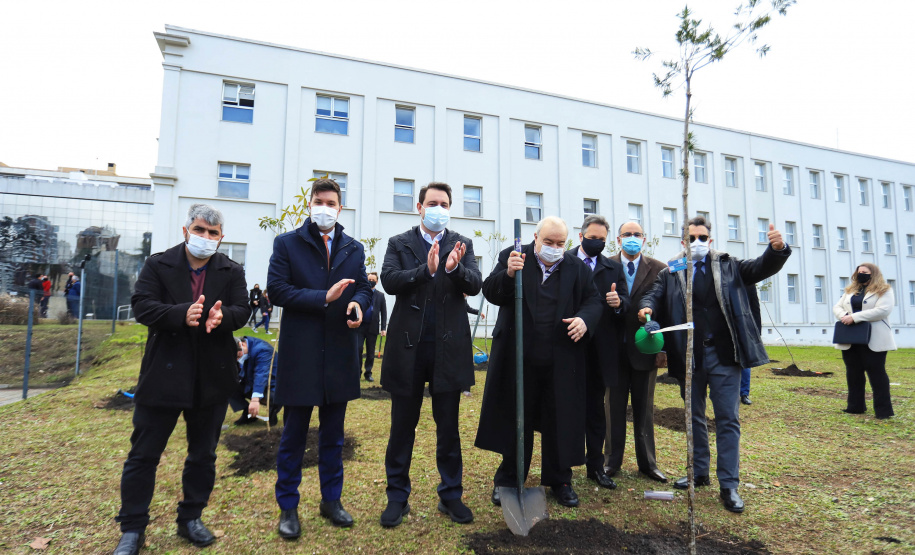 Projeto vai promover visitas guiadas a unidades de conservação do Paraná. O acordo de cooperação para execução do projeto foi assinado nesta quinta-feira (1) pelo governador Carlos Massa Ratinho Junior, o presidente do Tribunal de Justiça, desembargador José Laurindo de Souza Netto, e o prefeito de Curitiba, Rafael Greca. - Curitiba, 01/07/2021 - Foto: José Fernando Ogura/AEN