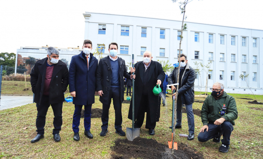 Projeto vai promover visitas guiadas a unidades de conservação do Paraná. O acordo de cooperação para execução do projeto foi assinado nesta quinta-feira (1) pelo governador Carlos Massa Ratinho Junior, o presidente do Tribunal de Justiça, desembargador José Laurindo de Souza Netto, e o prefeito de Curitiba, Rafael Greca. - Curitiba, 01/07/2021 - Foto: José Fernando Ogura/AEN