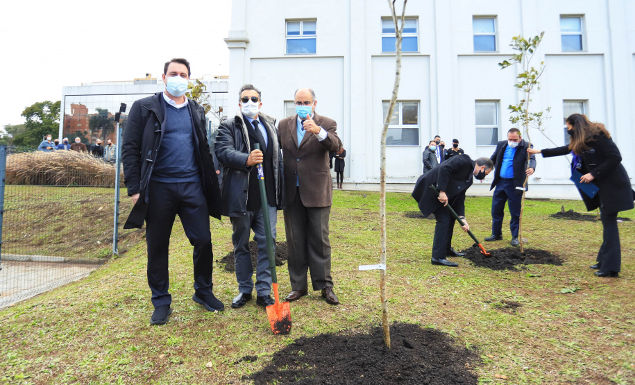Projeto vai promover visitas guiadas a unidades de conservação do Paraná. O acordo de cooperação para execução do projeto foi assinado nesta quinta-feira (1) pelo governador Carlos Massa Ratinho Junior, o presidente do Tribunal de Justiça, desembargador José Laurindo de Souza Netto, e o prefeito de Curitiba, Rafael Greca. - Curitiba, 01/07/2021 - Foto: José Fernando Ogura/AEN