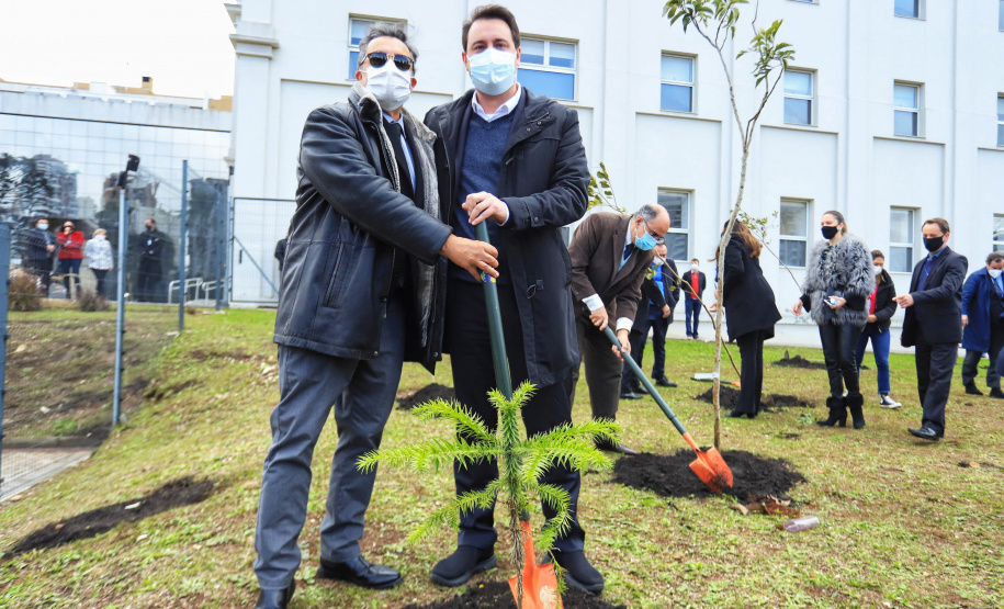 Projeto vai promover visitas guiadas a unidades de conservação do Paraná. O acordo de cooperação para execução do projeto foi assinado nesta quinta-feira (1) pelo governador Carlos Massa Ratinho Junior, o presidente do Tribunal de Justiça, desembargador José Laurindo de Souza Netto, e o prefeito de Curitiba, Rafael Greca. - Curitiba, 01/07/2021 - Foto: José Fernando Ogura/AEN