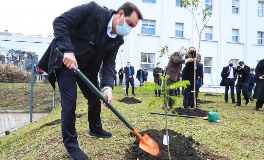 Projeto vai promover visitas guiadas a unidades de conservação do Paraná. O acordo de cooperação para execução do projeto foi assinado nesta quinta-feira (1) pelo governador Carlos Massa Ratinho Junior, o presidente do Tribunal de Justiça, desembargador José Laurindo de Souza Netto, e o prefeito de Curitiba, Rafael Greca. - Curitiba, 01/07/2021 - Foto: José Fernando Ogura/AEN