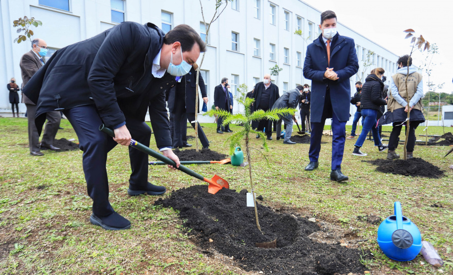 Projeto vai promover visitas guiadas a unidades de conservação do Paraná. O acordo de cooperação para execução do projeto foi assinado nesta quinta-feira (1) pelo governador Carlos Massa Ratinho Junior, o presidente do Tribunal de Justiça, desembargador José Laurindo de Souza Netto, e o prefeito de Curitiba, Rafael Greca. - Curitiba, 01/07/2021 - Foto: José Fernando Ogura/AEN