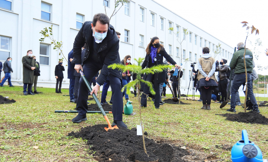 Projeto vai promover visitas guiadas a unidades de conservação do Paraná. O acordo de cooperação para execução do projeto foi assinado nesta quinta-feira (1) pelo governador Carlos Massa Ratinho Junior, o presidente do Tribunal de Justiça, desembargador José Laurindo de Souza Netto, e o prefeito de Curitiba, Rafael Greca. - Curitiba, 01/07/2021 - Foto: José Fernando Ogura/AEN