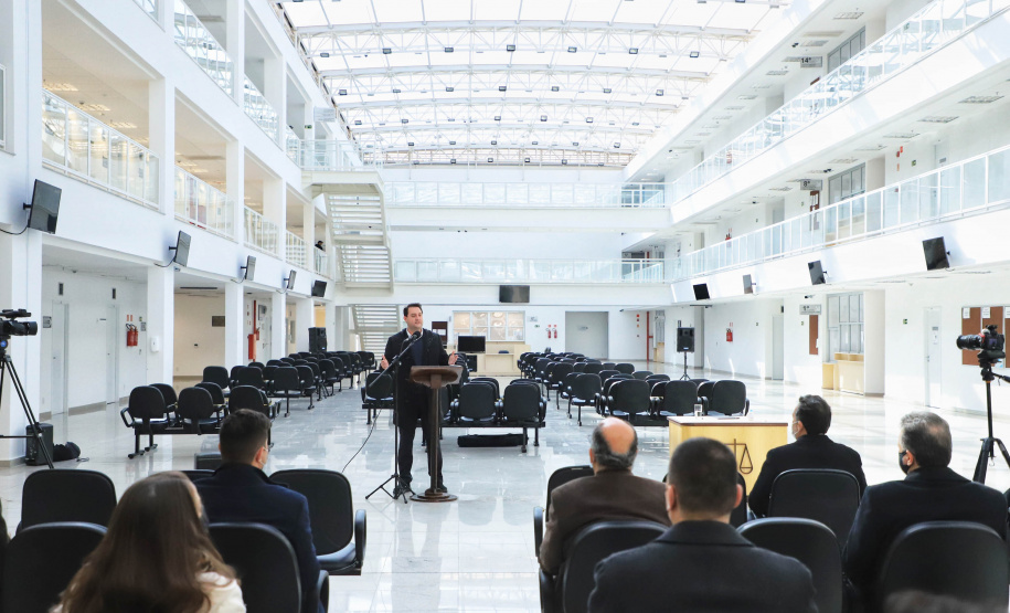 Projeto vai promover visitas guiadas a unidades de conservação do Paraná. O acordo de cooperação para execução do projeto foi assinado nesta quinta-feira (1) pelo governador Carlos Massa Ratinho Junior, o presidente do Tribunal de Justiça, desembargador José Laurindo de Souza Netto, e o prefeito de Curitiba, Rafael Greca. - Curitiba, 01/07/2021 - Foto: José Fernando Ogura/AEN