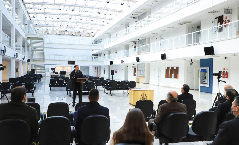 Projeto vai promover visitas guiadas a unidades de conservação do Paraná. O acordo de cooperação para execução do projeto foi assinado nesta quinta-feira (1) pelo governador Carlos Massa Ratinho Junior, o presidente do Tribunal de Justiça, desembargador José Laurindo de Souza Netto, e o prefeito de Curitiba, Rafael Greca. - Curitiba, 01/07/2021 - Foto: José Fernando Ogura/AEN