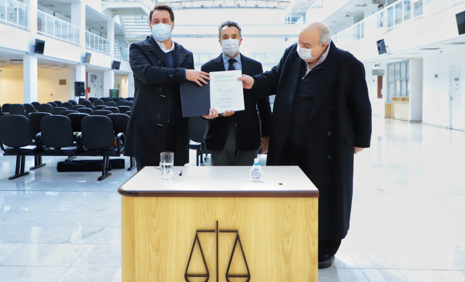 Projeto vai promover visitas guiadas a unidades de conservação do Paraná. O acordo de cooperação para execução do projeto foi assinado nesta quinta-feira (1) pelo governador Carlos Massa Ratinho Junior, o presidente do Tribunal de Justiça, desembargador José Laurindo de Souza Netto, e o prefeito de Curitiba, Rafael Greca. - Curitiba, 01/07/2021 - Foto: José Fernando Ogura/AEN