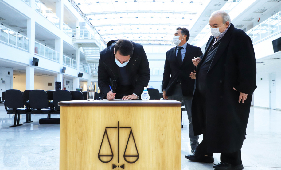 Projeto vai promover visitas guiadas a unidades de conservação do Paraná. O acordo de cooperação para execução do projeto foi assinado nesta quinta-feira (1) pelo governador Carlos Massa Ratinho Junior, o presidente do Tribunal de Justiça, desembargador José Laurindo de Souza Netto, e o prefeito de Curitiba, Rafael Greca. - Curitiba, 01/07/2021 - Foto: José Fernando Ogura/AEN