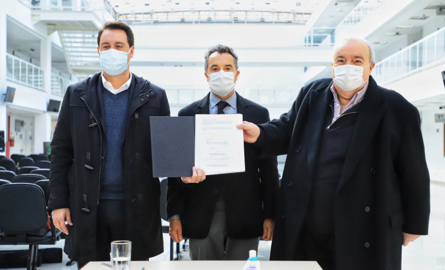 Projeto vai promover visitas guiadas a unidades de conservação do Paraná. O acordo de cooperação para execução do projeto foi assinado nesta quinta-feira (1) pelo governador Carlos Massa Ratinho Junior, o presidente do Tribunal de Justiça, desembargador José Laurindo de Souza Netto, e o prefeito de Curitiba, Rafael Greca. - Curitiba, 01/07/2021 - Foto: José Fernando Ogura/AEN