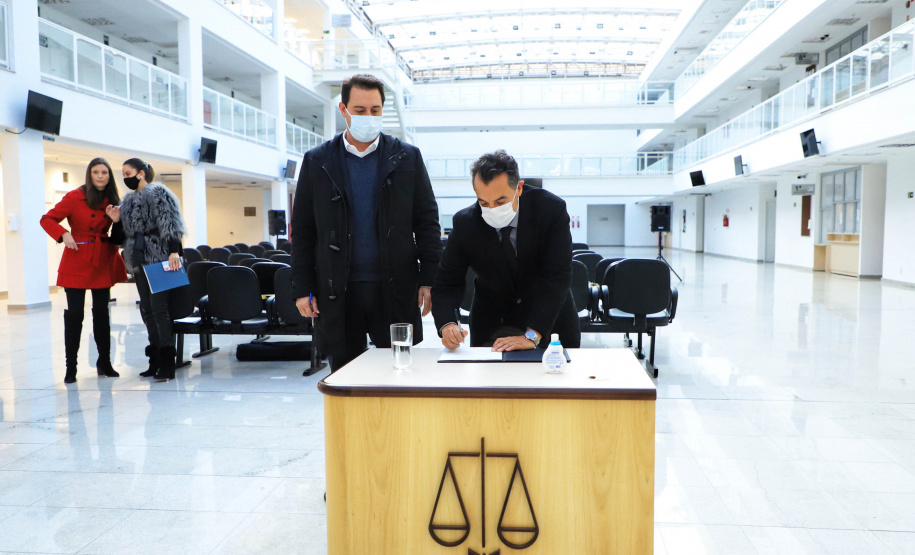 Projeto vai promover visitas guiadas a unidades de conservação do Paraná. O acordo de cooperação para execução do projeto foi assinado nesta quinta-feira (1) pelo governador Carlos Massa Ratinho Junior, o presidente do Tribunal de Justiça, desembargador José Laurindo de Souza Netto, e o prefeito de Curitiba, Rafael Greca. - Curitiba, 01/07/2021 - Foto: José Fernando Ogura/AEN