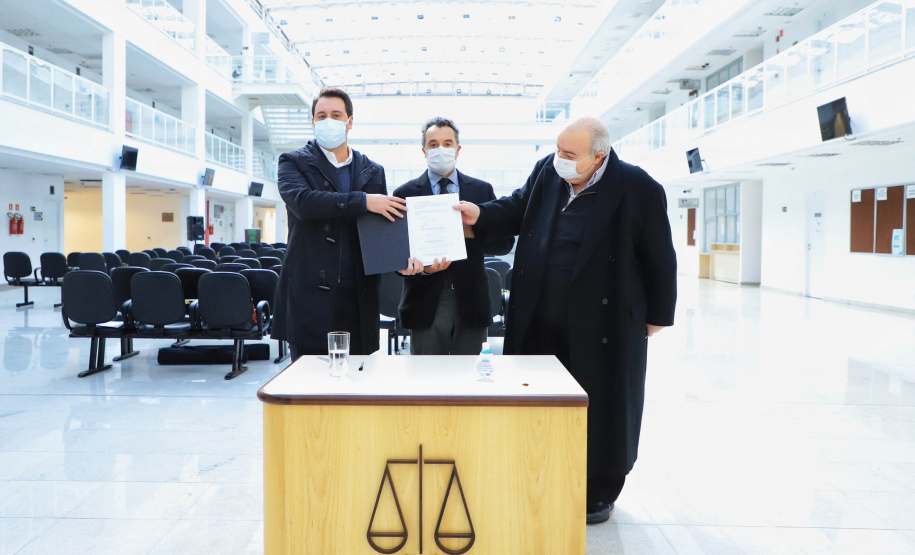 Projeto vai promover visitas guiadas a unidades de conservação do Paraná. O acordo de cooperação para execução do projeto foi assinado nesta quinta-feira (1) pelo governador Carlos Massa Ratinho Junior, o presidente do Tribunal de Justiça, desembargador José Laurindo de Souza Netto, e o prefeito de Curitiba, Rafael Greca. - Curitiba, 01/07/2021 - Foto: José Fernando Ogura/AEN