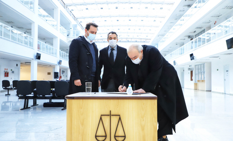 Projeto vai promover visitas guiadas a unidades de conservação do Paraná. O acordo de cooperação para execução do projeto foi assinado nesta quinta-feira (1) pelo governador Carlos Massa Ratinho Junior, o presidente do Tribunal de Justiça, desembargador José Laurindo de Souza Netto, e o prefeito de Curitiba, Rafael Greca. - Curitiba, 01/07/2021 - Foto: José Fernando Ogura/AEN