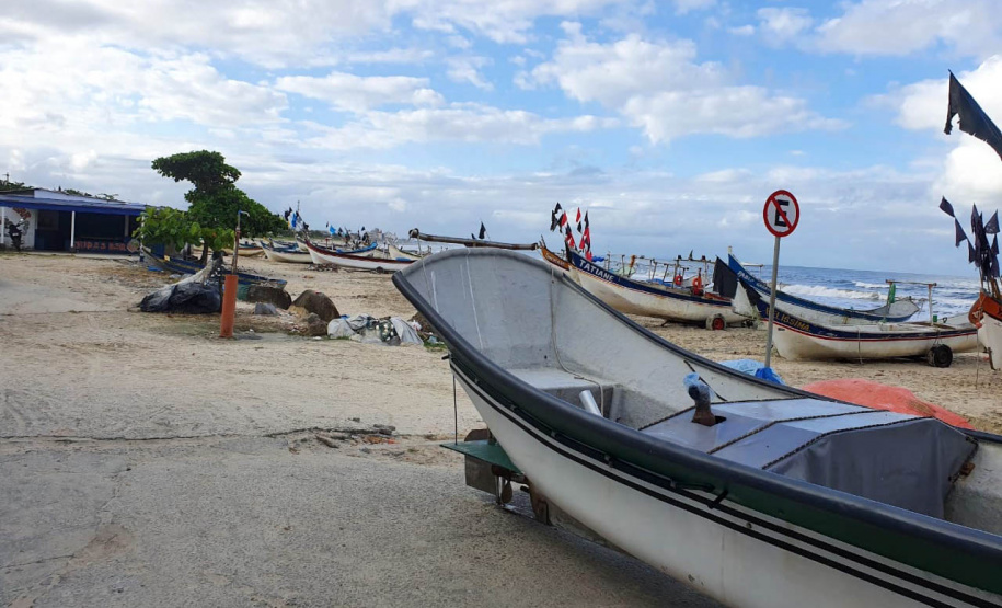 Pescadores de Matinhos anseiam por uma faixa de areia maior . - Curitiba, 01/07/2021 - Foto: SEDEST/IAT