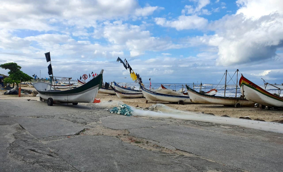 Pescadores de Matinhos anseiam por uma faixa de areia maior . - Curitiba, 01/07/2021 - Foto: SEDEST/IAT