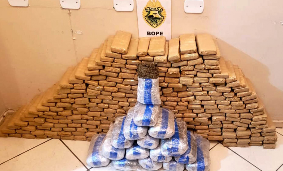 O Batalhão de Operações Especiais (BOPE), através da Rondas Ostensivas de Natureza Especial (RONE), apreendeu mais de 170 quilos de drogas, duas armas de fogo e 32 pessoas acabaram presas durante a Operação Narco Brasil entre os dias 21 e 30 de junho no Litoral e nos Campos Gerais do estado. - Curitiba, 01/07/2021 - Foto: PMPR/SESP-PR