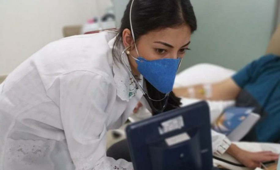 Pesquisadoras buscam voluntários para ensaios sobre sede em pacientes internados - Voluntários são orientados por alunas do Programa de Pós-graduação em Enfermagem da UEL ? CCS. (FOTO: Divulgação/GPC/CCS).