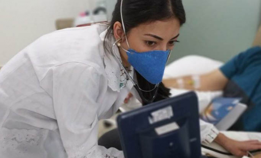 Pesquisadoras buscam voluntários para ensaios sobre sede em pacientes internados - Voluntários são orientados por alunas do Programa de Pós-graduação em Enfermagem da UEL ? CCS. (FOTO: Divulgação/GPC/CCS).