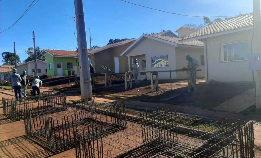 As novas moradias estão sendo construídas na Vila Chimin, em um projeto que também envolve trabalhos de revitalização e urbanização da região. O investimento do Governo do Estado é de R$ 10,8 milhões, usado para permitir o repasse das moradias gratuitamente a famílias em situação de vulnerabilidade social. (Foto: Victor Kimura Holetz / Cohapar)