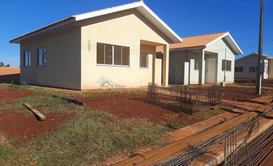 As novas moradias estão sendo construídas na Vila Chimin, em um projeto que também envolve trabalhos de revitalização e urbanização da região. O investimento do Governo do Estado é de R$ 10,8 milhões, usado para permitir o repasse das moradias gratuitamente a famílias em situação de vulnerabilidade social. (Foto: Victor Kimura Holetz / Cohapar)