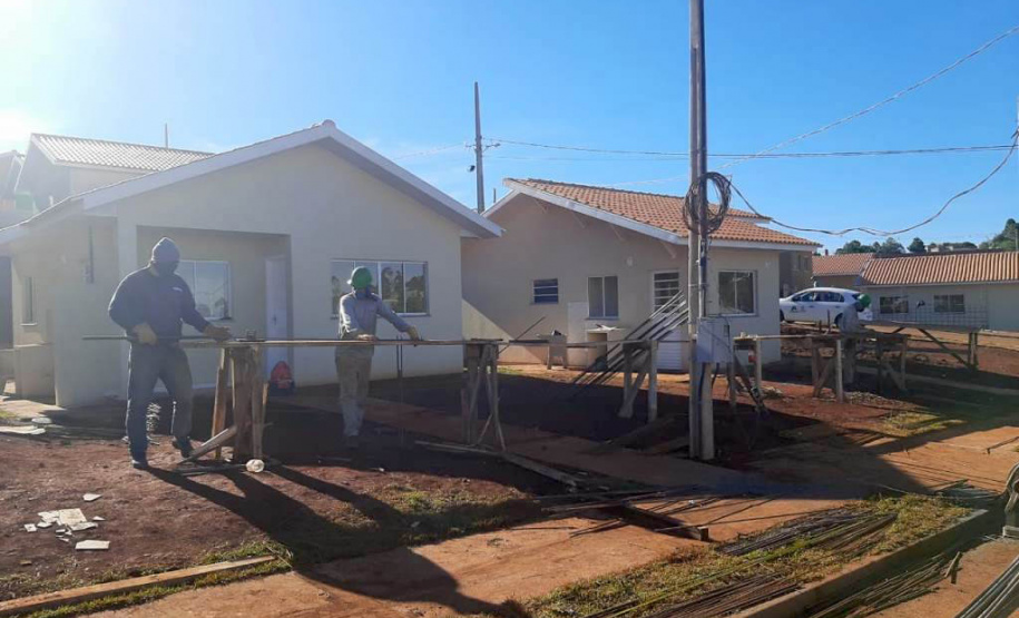As novas moradias estão sendo construídas na Vila Chimin, em um projeto que também envolve trabalhos de revitalização e urbanização da região. O investimento do Governo do Estado é de R$ 10,8 milhões, usado para permitir o repasse das moradias gratuitamente a famílias em situação de vulnerabilidade social. (Foto: Victor Kimura Holetz / Cohapar)