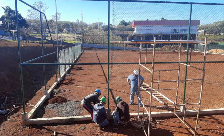 As novas moradias estão sendo construídas na Vila Chimin, em um projeto que também envolve trabalhos de revitalização e urbanização da região. O investimento do Governo do Estado é de R$ 10,8 milhões, usado para permitir o repasse das moradias gratuitamente a famílias em situação de vulnerabilidade social. (Foto: Victor Kimura Holetz / Cohapar)