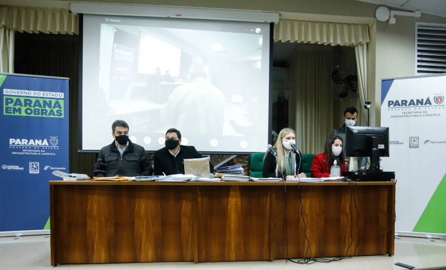 Abertura de envelopes conservação rodovias Noroeste.
Foto: Rodrigo Felix