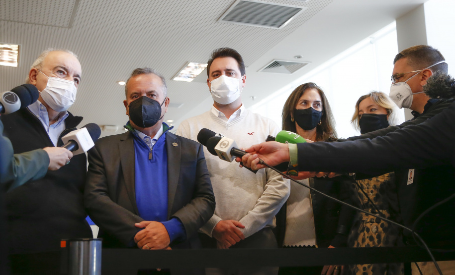 O governador Carlos Massa Ratinho Junior recebe o ministro do Desenvolvimento Regional, Rogério Marinho, no Palácio Iguaçu, as propostas selecionadas pelo Programa Pró-Moradia para revitalização de favelas nas cidades de Curitiba e São José dos Pinhais. Foto: Jonathan Campos/AEN