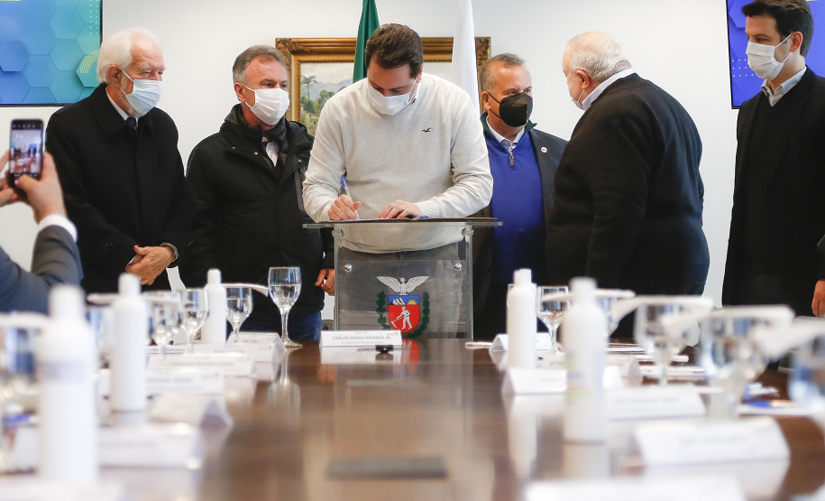 O governador Carlos Massa Ratinho Junior recebe o ministro do Desenvolvimento Regional, Rogério Marinho, no Palácio Iguaçu, as propostas selecionadas pelo Programa Pró-Moradia para revitalização de favelas nas cidades de Curitiba e São José dos Pinhais. Foto: Jonathan Campos/AEN