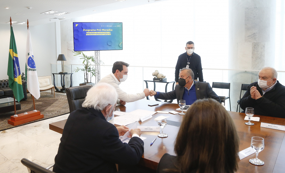 O governador Carlos Massa Ratinho Junior recebe o ministro do Desenvolvimento Regional, Rogério Marinho, no Palácio Iguaçu, as propostas selecionadas pelo Programa Pró-Moradia para revitalização de favelas nas cidades de Curitiba e São José dos Pinhais. Foto: Jonathan Campos/AEN