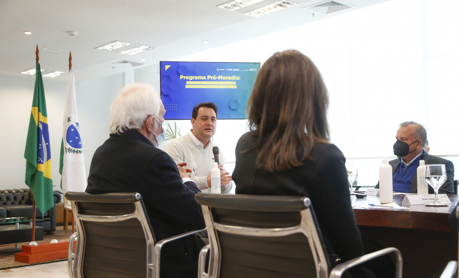 O governador Carlos Massa Ratinho Junior recebe o ministro do Desenvolvimento Regional, Rogério Marinho, no Palácio Iguaçu, as propostas selecionadas pelo Programa Pró-Moradia para revitalização de favelas nas cidades de Curitiba e São José dos Pinhais. Foto: Jonathan Campos/AEN