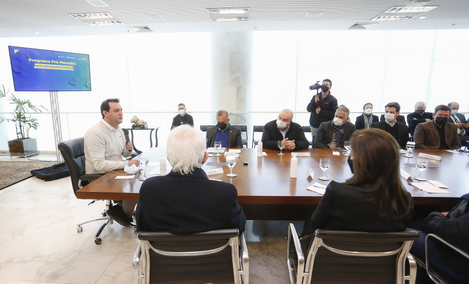 O governador Carlos Massa Ratinho Junior recebe o ministro do Desenvolvimento Regional, Rogério Marinho, no Palácio Iguaçu, as propostas selecionadas pelo Programa Pró-Moradia para revitalização de favelas nas cidades de Curitiba e São José dos Pinhais. Foto: Jonathan Campos/AEN
