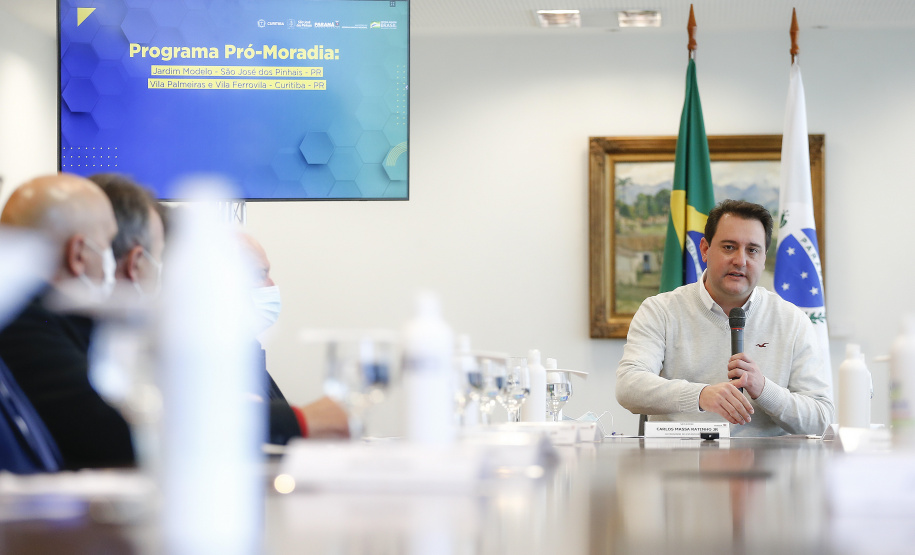 O governador Carlos Massa Ratinho Junior recebe o ministro do Desenvolvimento Regional, Rogério Marinho, no Palácio Iguaçu, as propostas selecionadas pelo Programa Pró-Moradia para revitalização de favelas nas cidades de Curitiba e São José dos Pinhais. Foto: Jonathan Campos/AEN