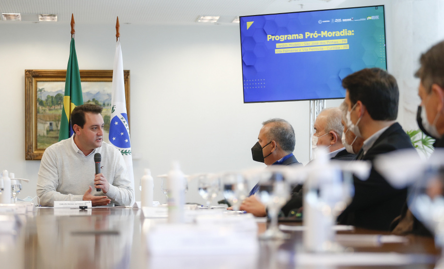 O governador Carlos Massa Ratinho Junior recebe o ministro do Desenvolvimento Regional, Rogério Marinho, no Palácio Iguaçu, as propostas selecionadas pelo Programa Pró-Moradia para revitalização de favelas nas cidades de Curitiba e São José dos Pinhais. Foto: Jonathan Campos/AEN