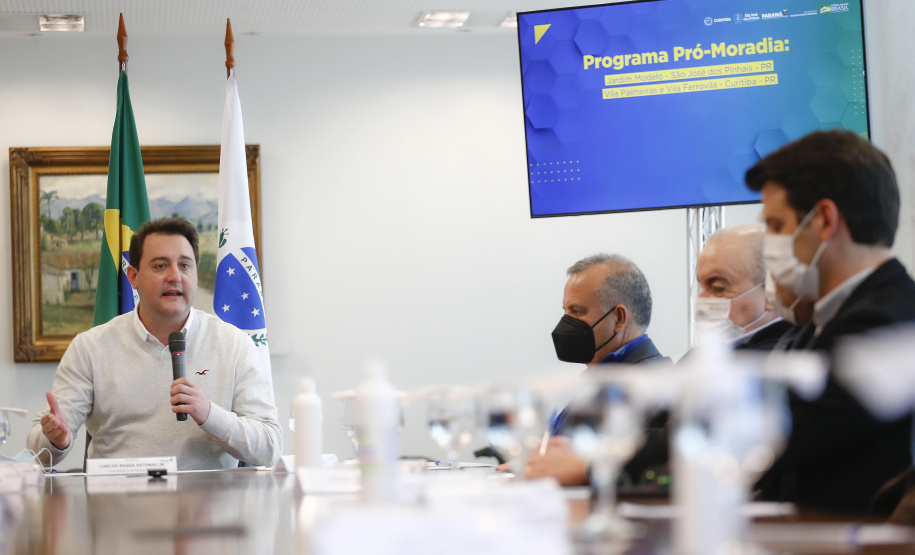 O governador Carlos Massa Ratinho Junior recebe o ministro do Desenvolvimento Regional, Rogério Marinho, no Palácio Iguaçu, as propostas selecionadas pelo Programa Pró-Moradia para revitalização de favelas nas cidades de Curitiba e São José dos Pinhais. Foto: Jonathan Campos/AEN