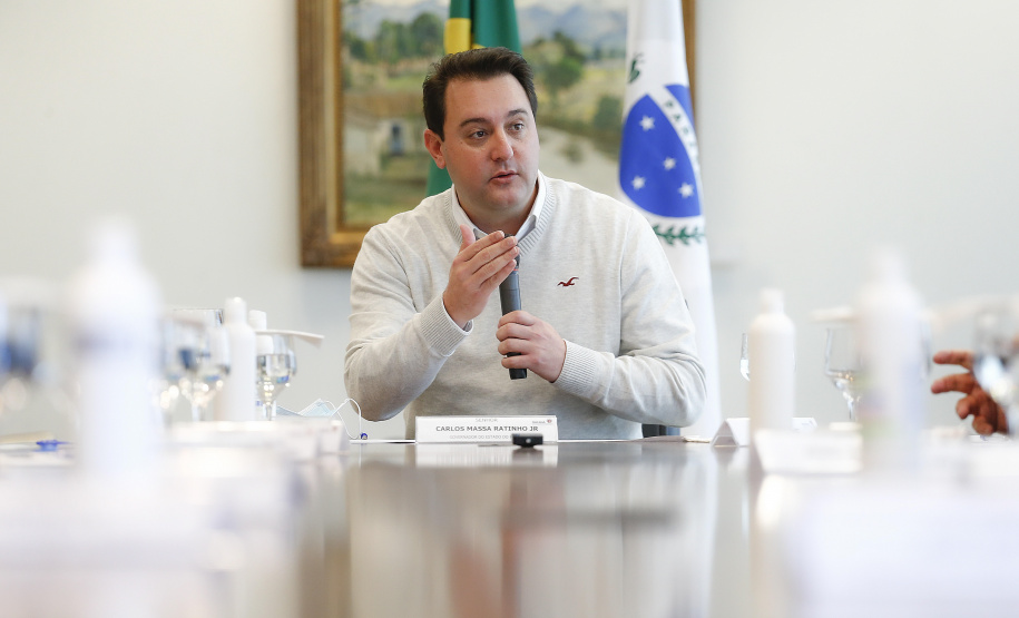 O governador Carlos Massa Ratinho Junior recebe o ministro do Desenvolvimento Regional, Rogério Marinho, no Palácio Iguaçu, as propostas selecionadas pelo Programa Pró-Moradia para revitalização de favelas nas cidades de Curitiba e São José dos Pinhais. Foto: Jonathan Campos/AEN